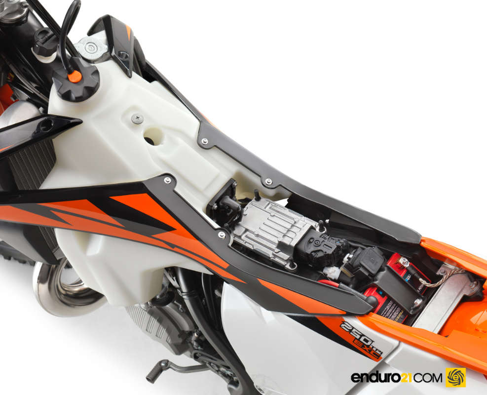 ktm-300-exc-tpi-2-stroke-fuel-injected-enduro-2018_7