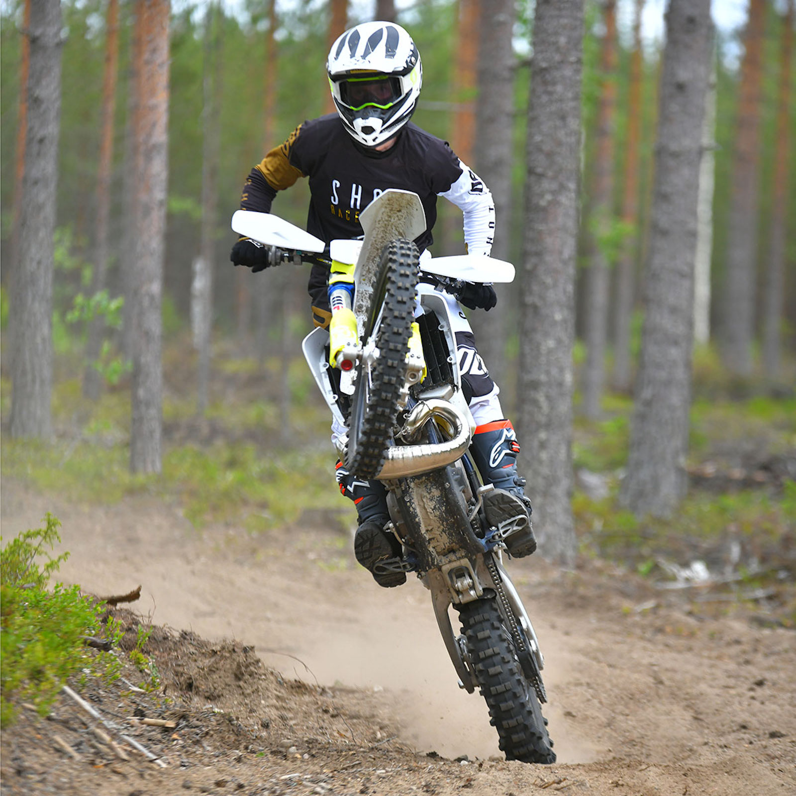 husqv_2020_wheelie_sebas_1080