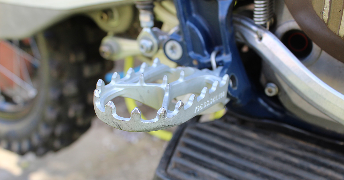 enduro21_how_to_fit_footpegs_header_1200