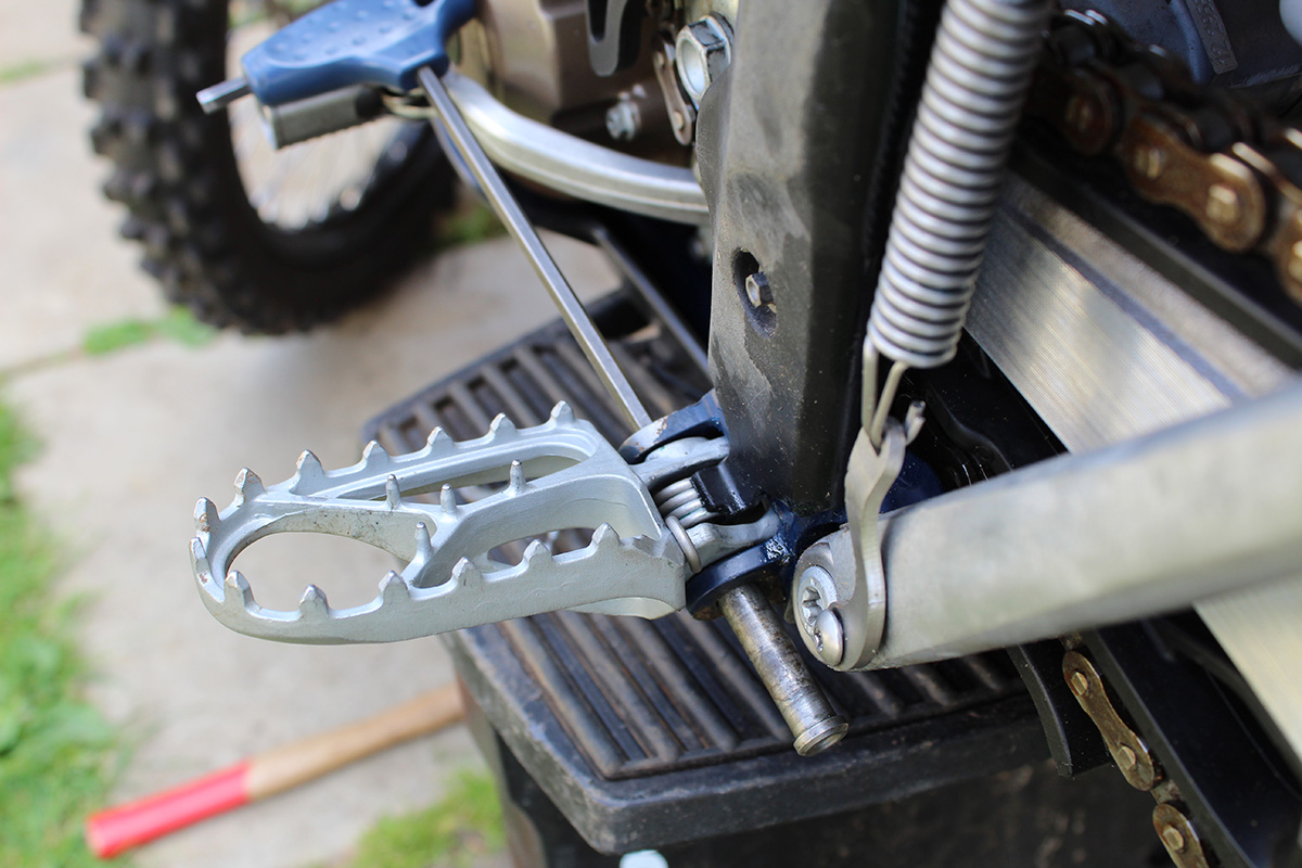 fitting-footrests_pushing_pin_out_560