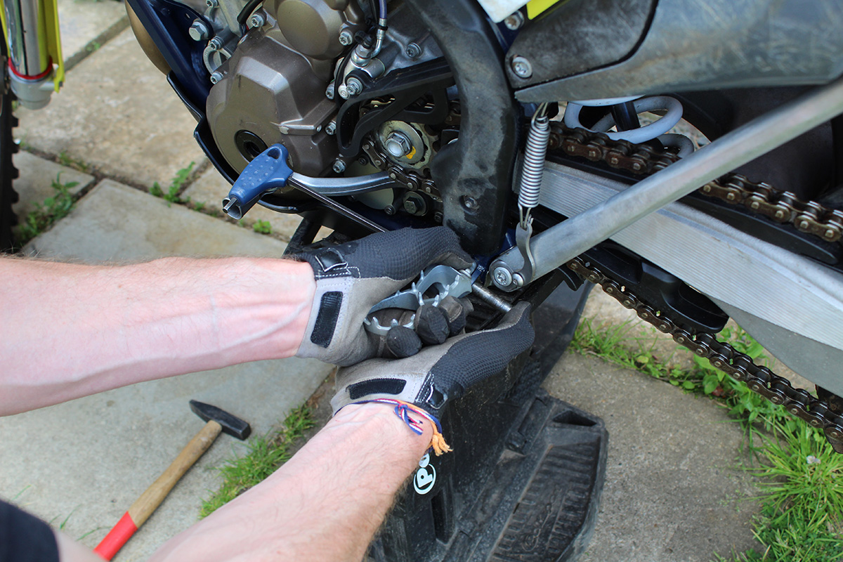 fitting_footrests_holding_pin_refit_560