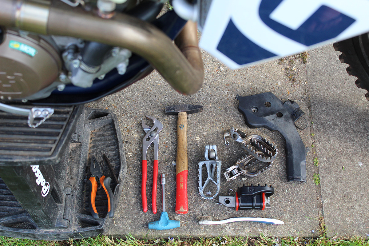 fitting_footrests_tools_560