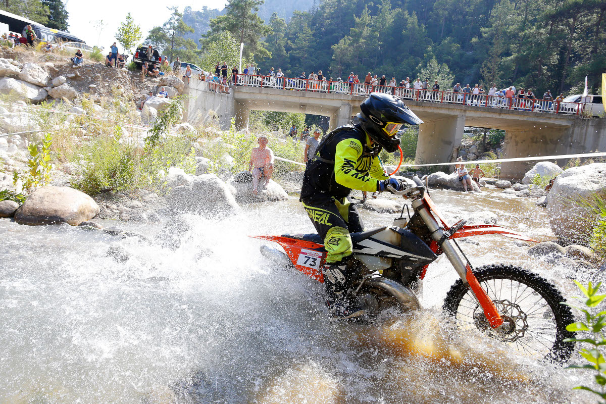 Acci&oacute;n del hard enduro Red Bull Sea to Sky