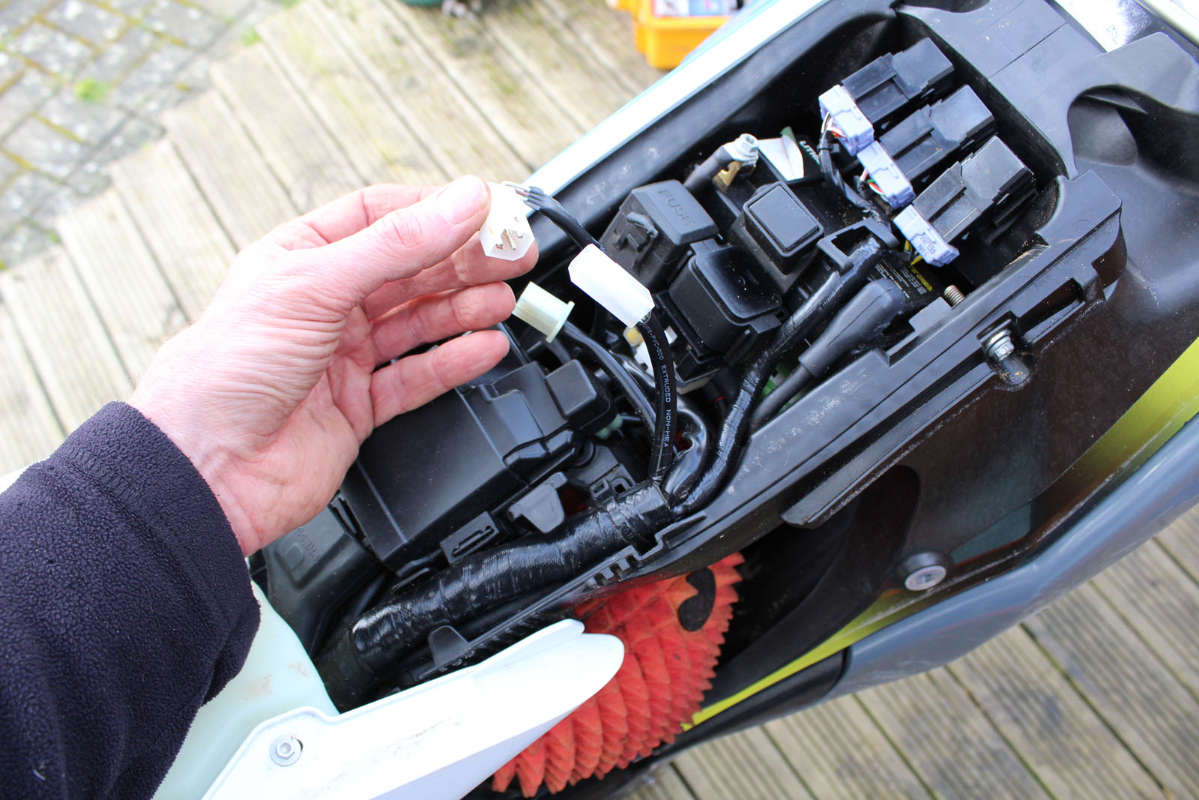 fitting_a_kill_switch_rideeng_switch_560
