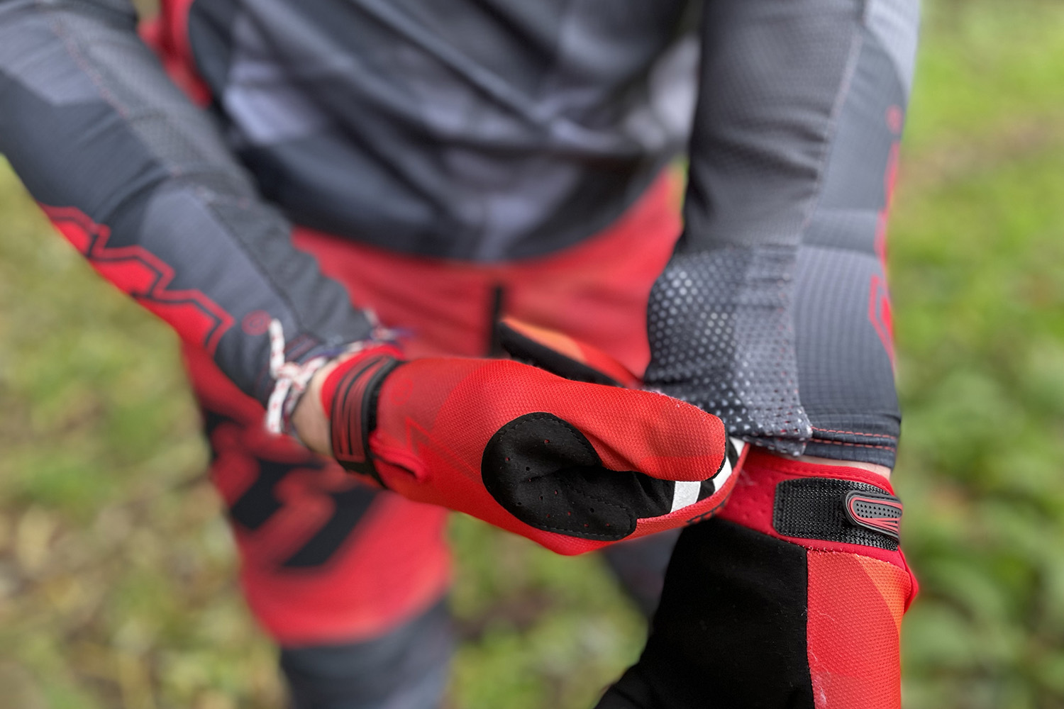 111_racing_red_hot_riding-gear13