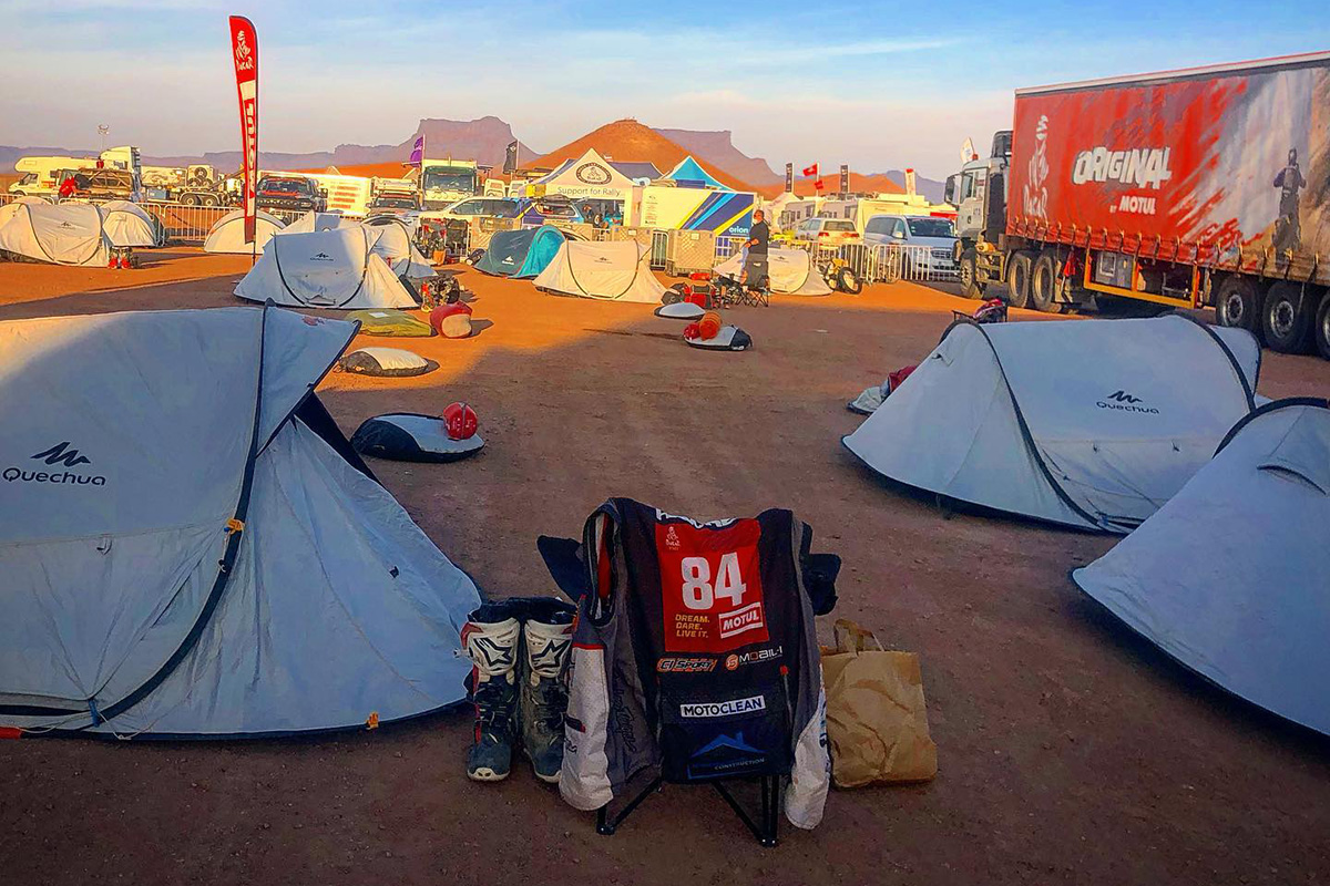 neil_hawker_dakar_bivouac_
