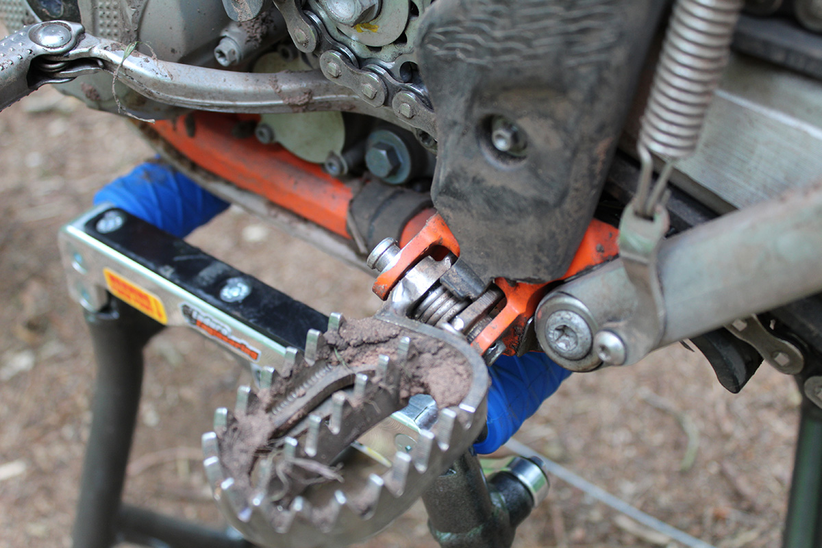 hanging_enduro21_350_exc-f_hawkstone_footrest_img_2253