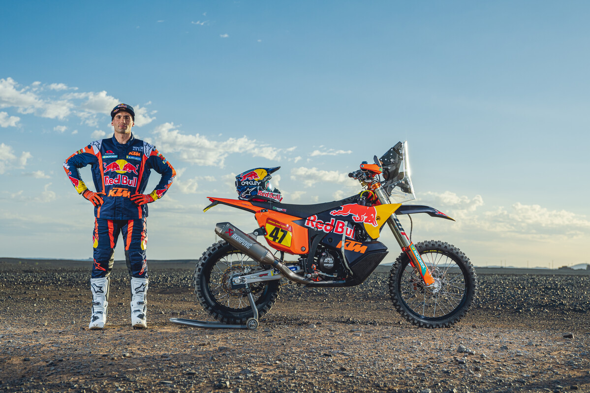 488627_ktm_rally_benavides_portrait_2023-dakar-4195_team-shooti_p56448