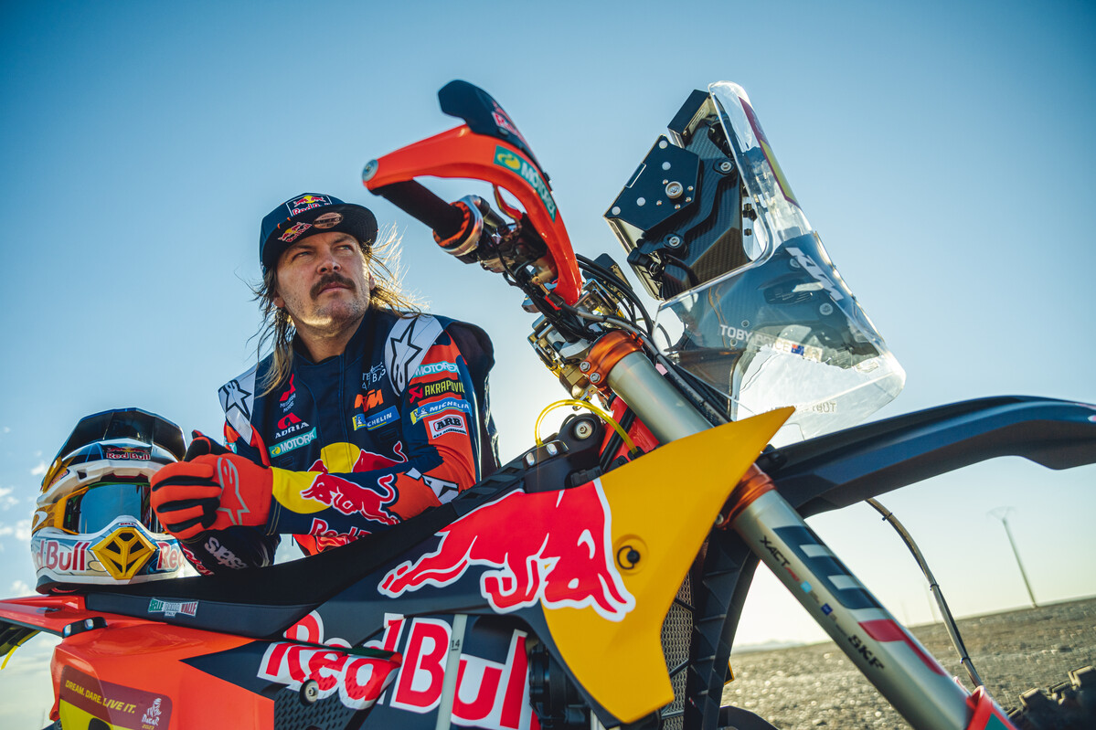 488668_ktm_rally_price_portrait_2023-dakar-4555_team-shooting-r_p67963