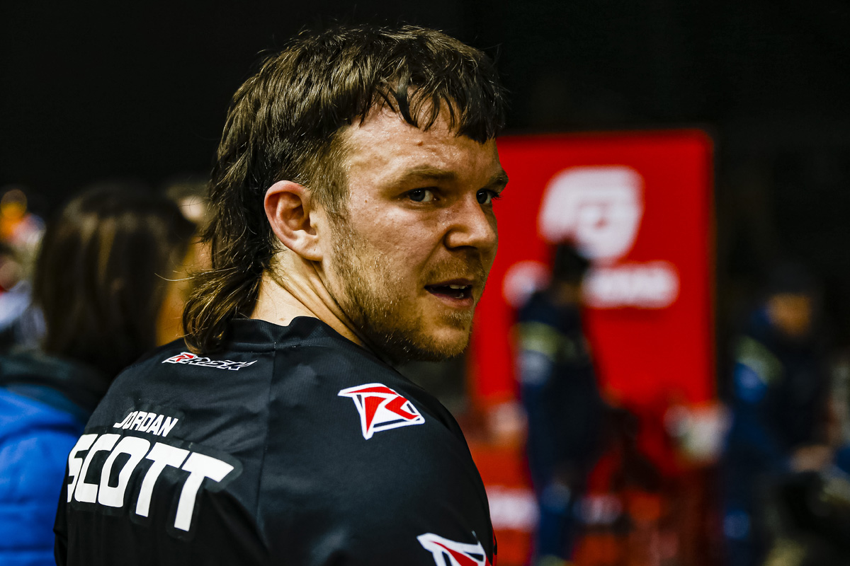 “He crushed me between the log and his bike” – Jordan Scott goes in at the SuperEnduro deep end