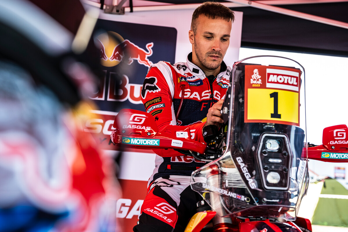 Sam Sunderland crashes out of the Dakar Rally