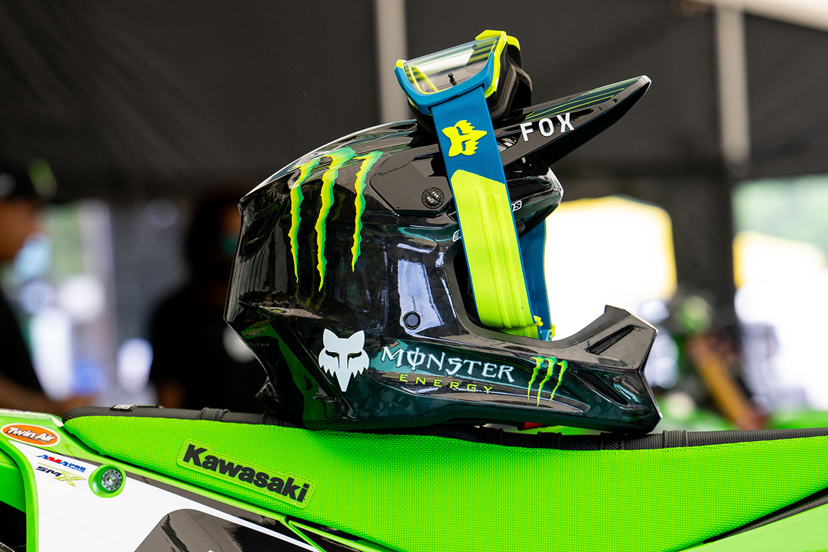 Quick look: New FOX V3RS carbon fibre off-road helmet