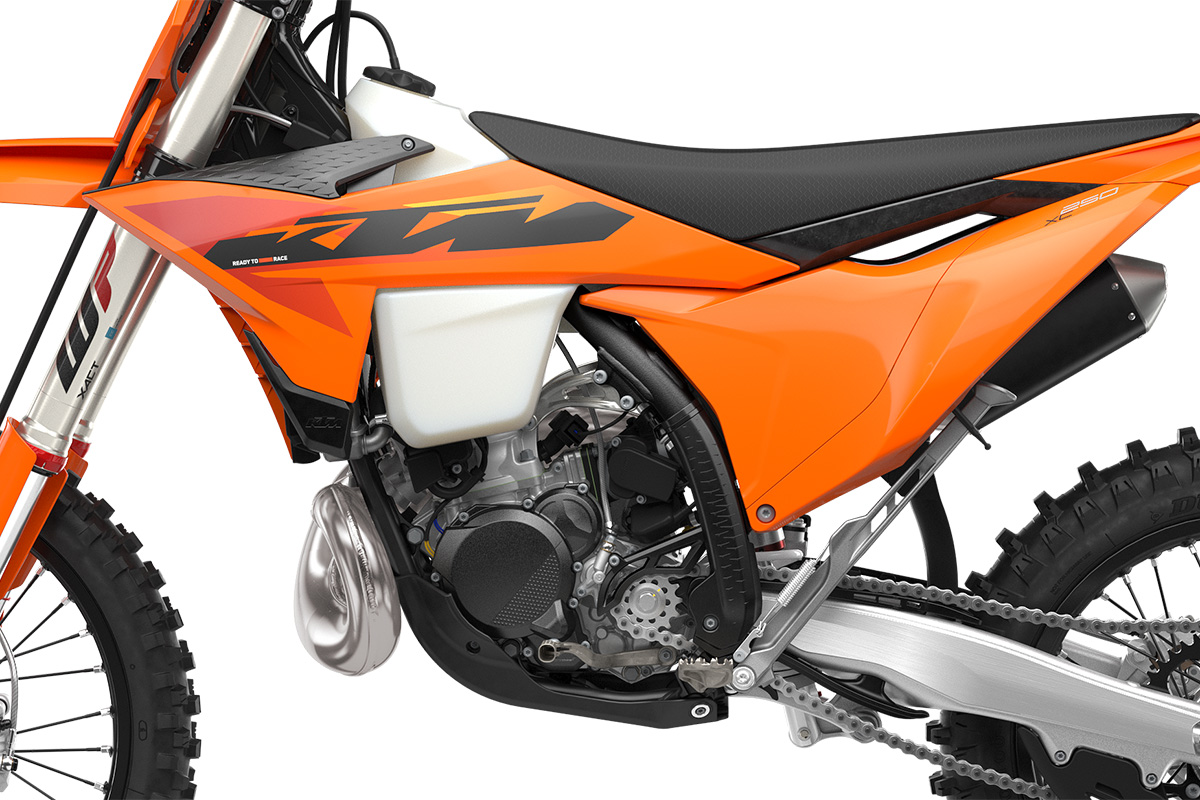 25-ktm-250-xc-left_studio