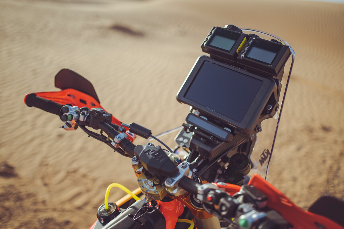 659879_ktm-450-rally_red-bull-ktm_dakar-2025_team-shooting-red-_p63596