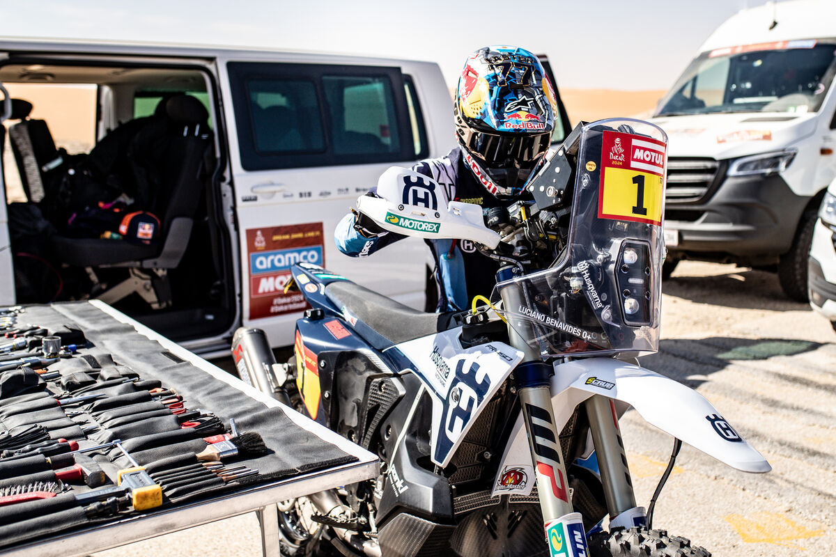 luciano-benavides_husqvarna_dakar-rally-2024_saudi-arabia_stage_p18627