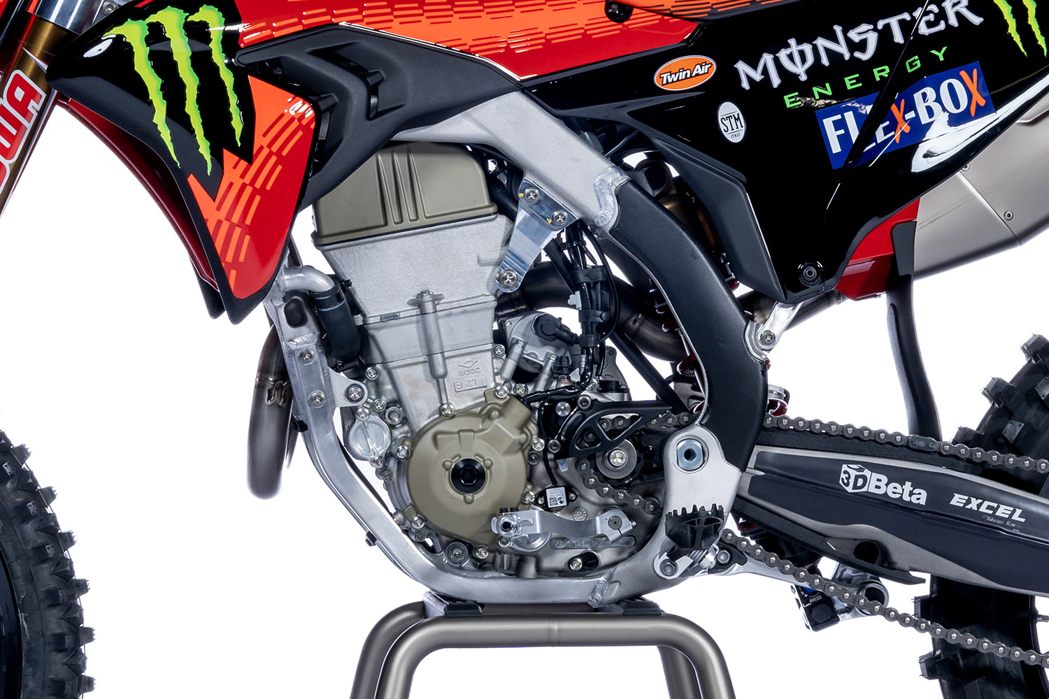 desmo450-mx-_engine_left