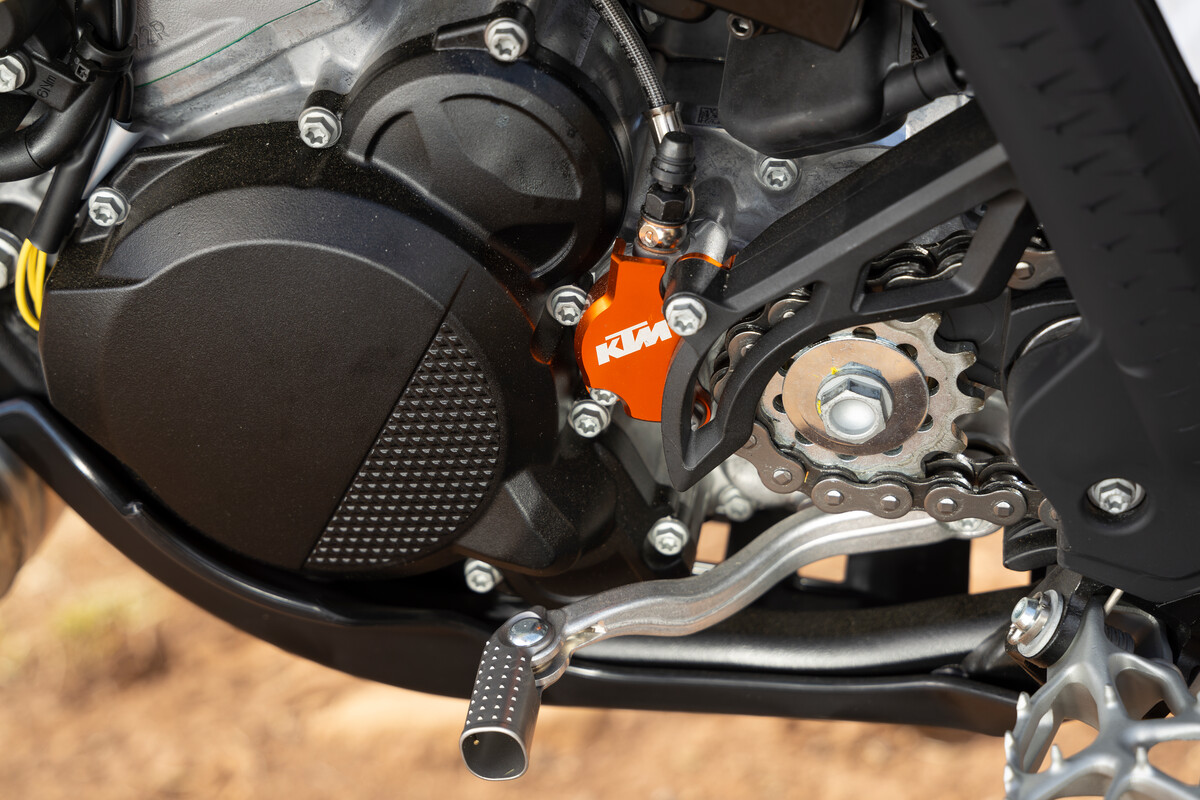 ktm-300-exc_details_sprocket_guard