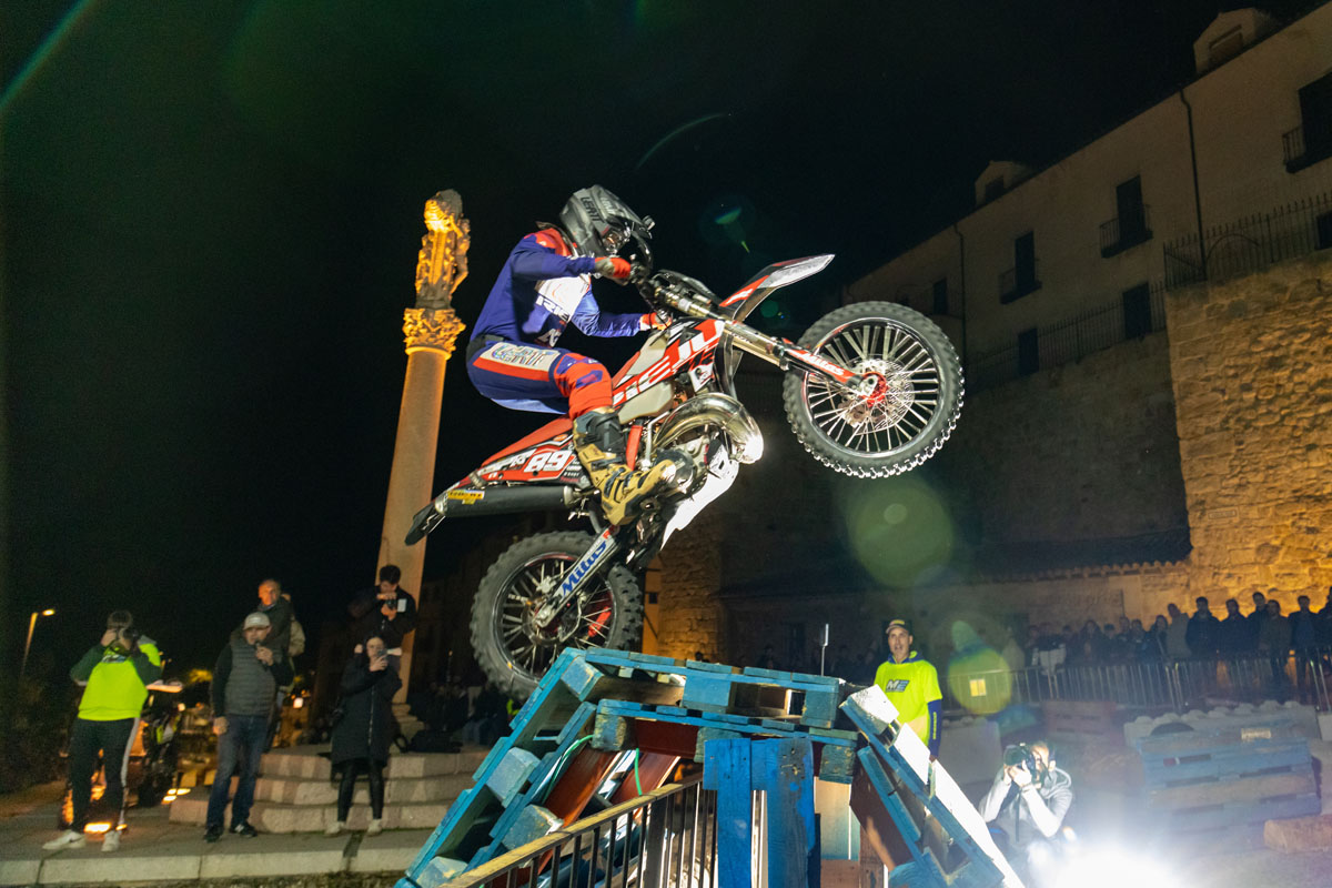 Salamanca International SuperEnduro: Alfredo Gomez fends of the Taddy’s Stark charge