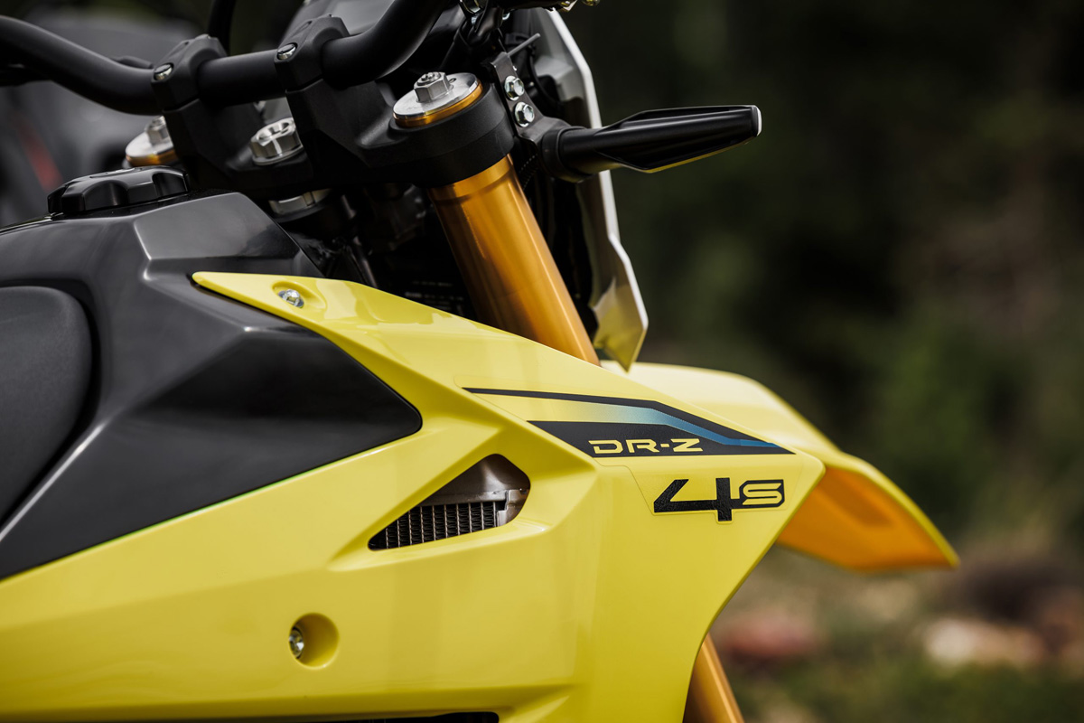 dr-z400srjm5_action_11