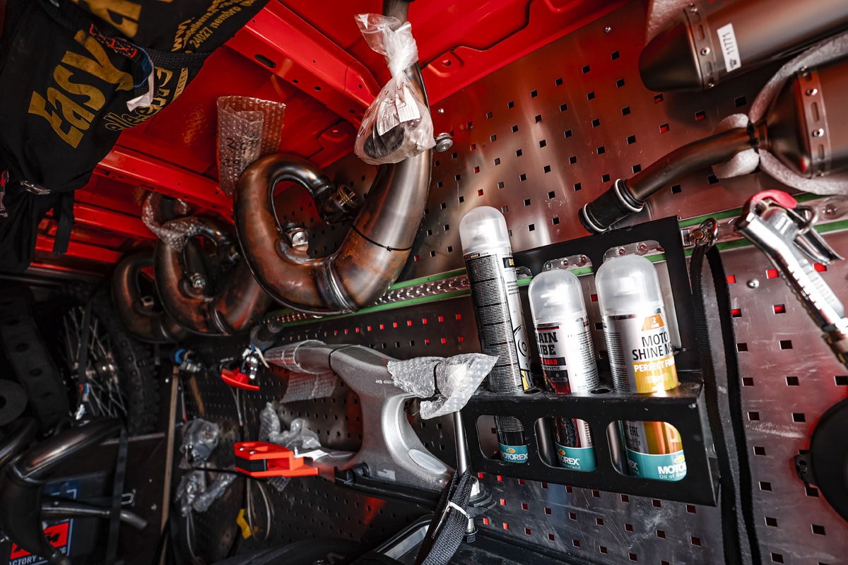 mani_lettenbichler_red_bull_ktm_factory_racing_van_sprinter_end_p32046