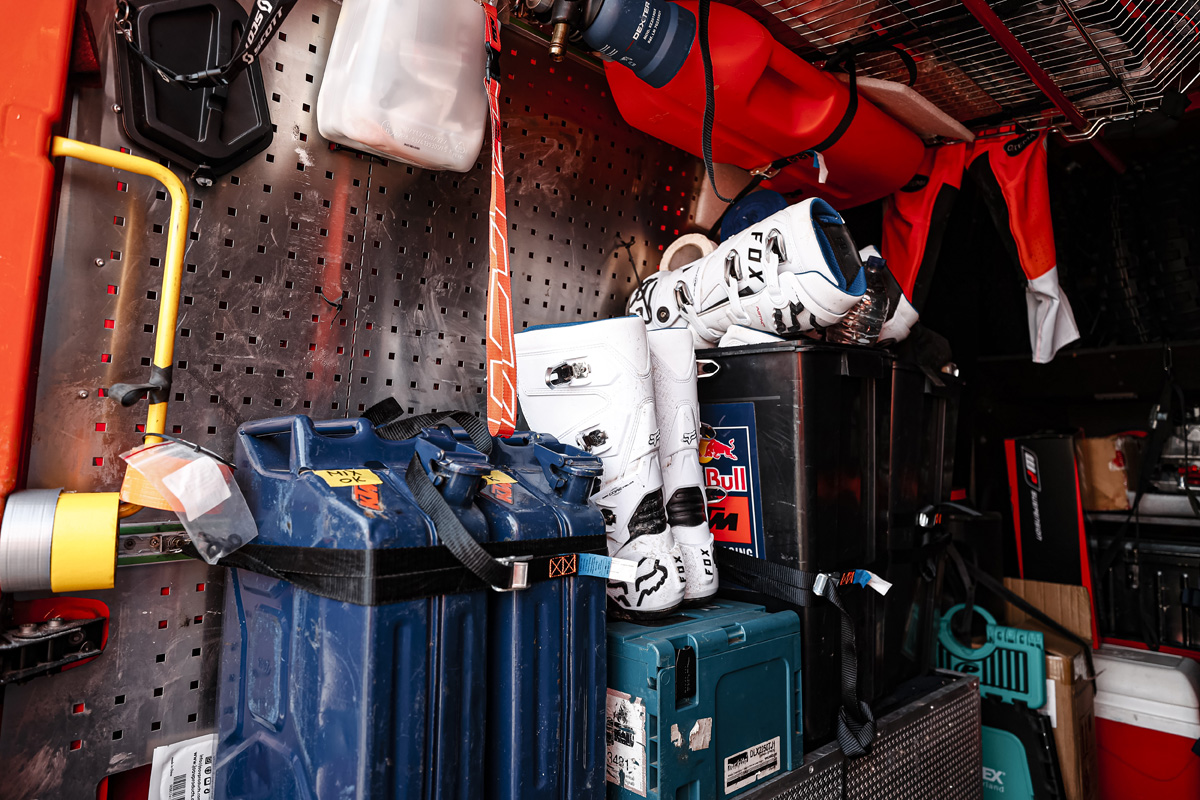 mani_lettenbichler_red_bull_ktm_factory_racing_van_sprinter_end_p70931