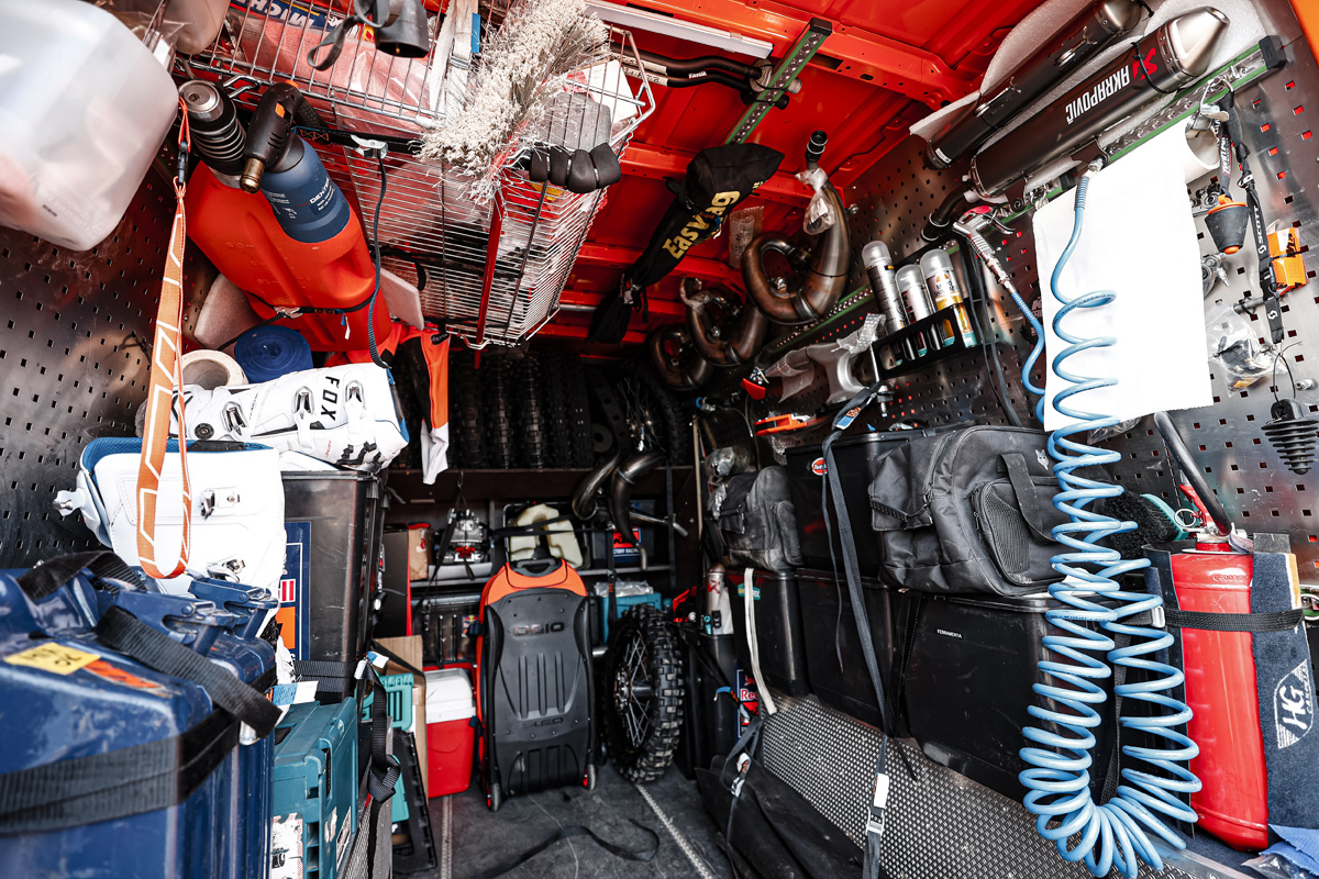 mani_lettenbichler_red_bull_ktm_factory_racing_van_sprinter_end_p92044