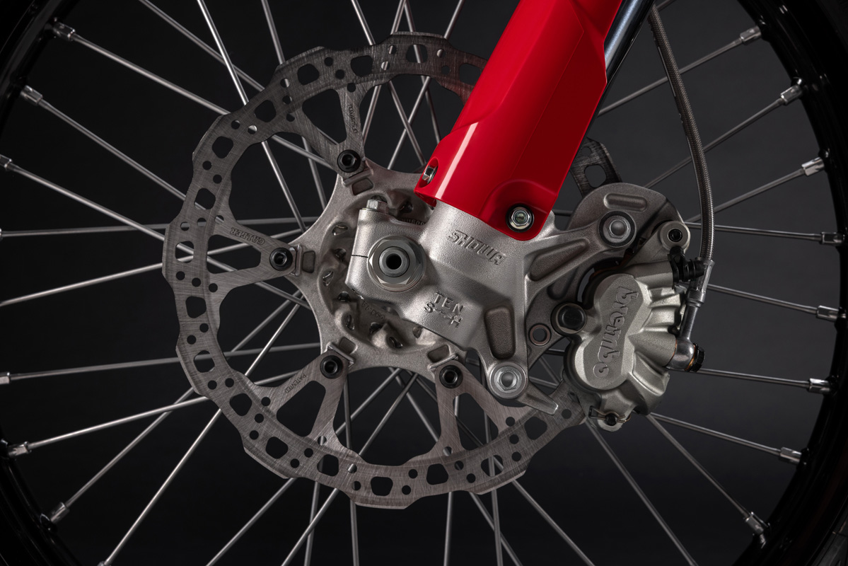 my26_desmo450_mx_studio-_5__uc775437_mid-copy