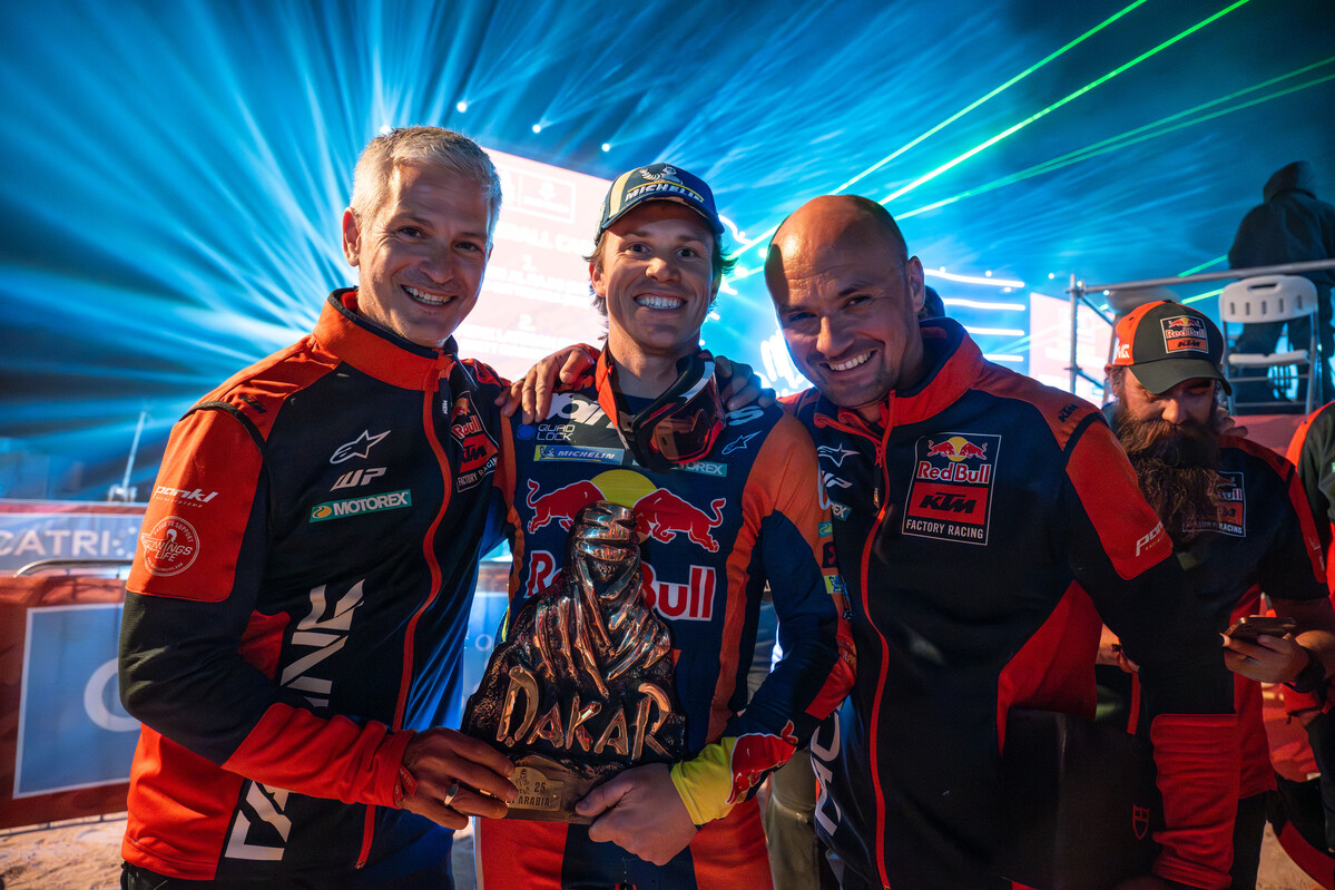 daniel-sanders_ktm_dakar-rally-2025_saudi-arabia_podium