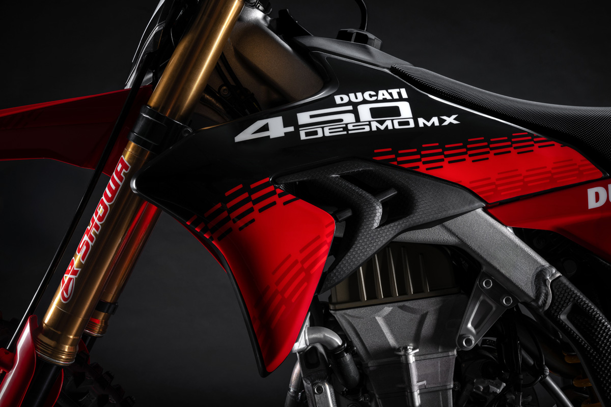my26_desmo450_mx_factory_studio_10